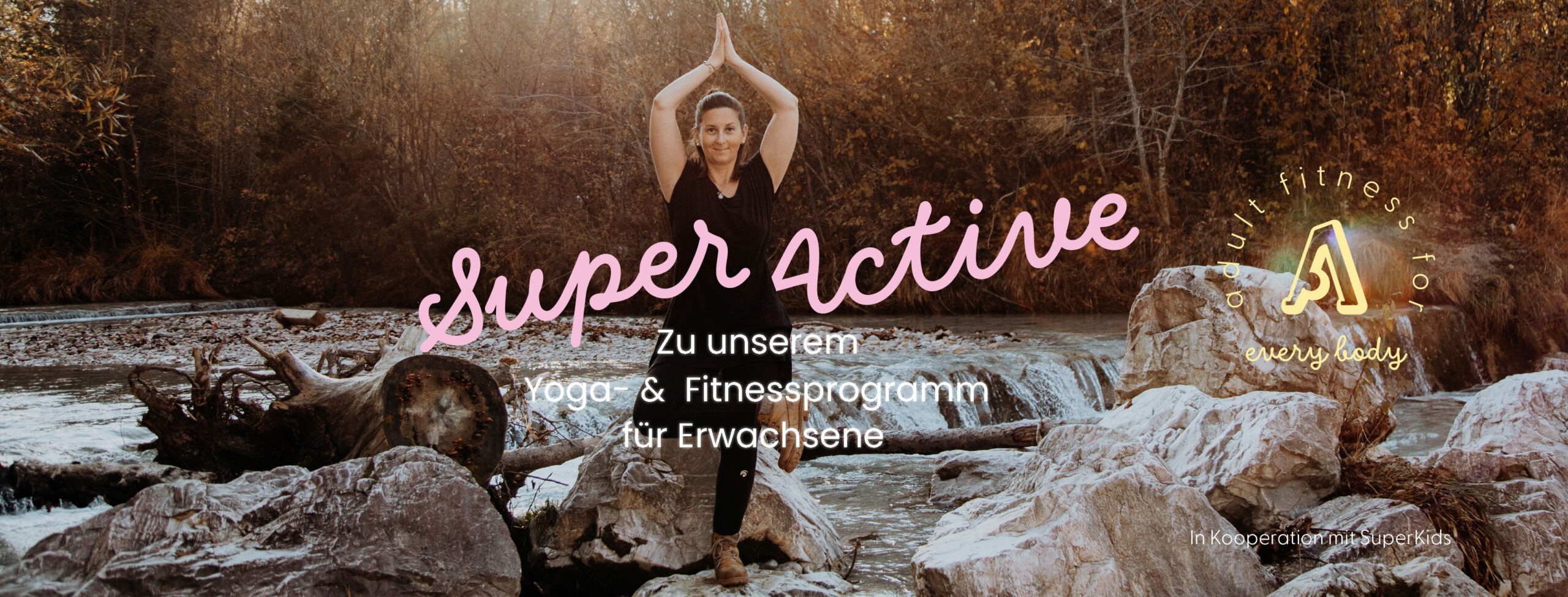 Superactive Banner - Yogatrainerin Sara in Yogapose in der Natur