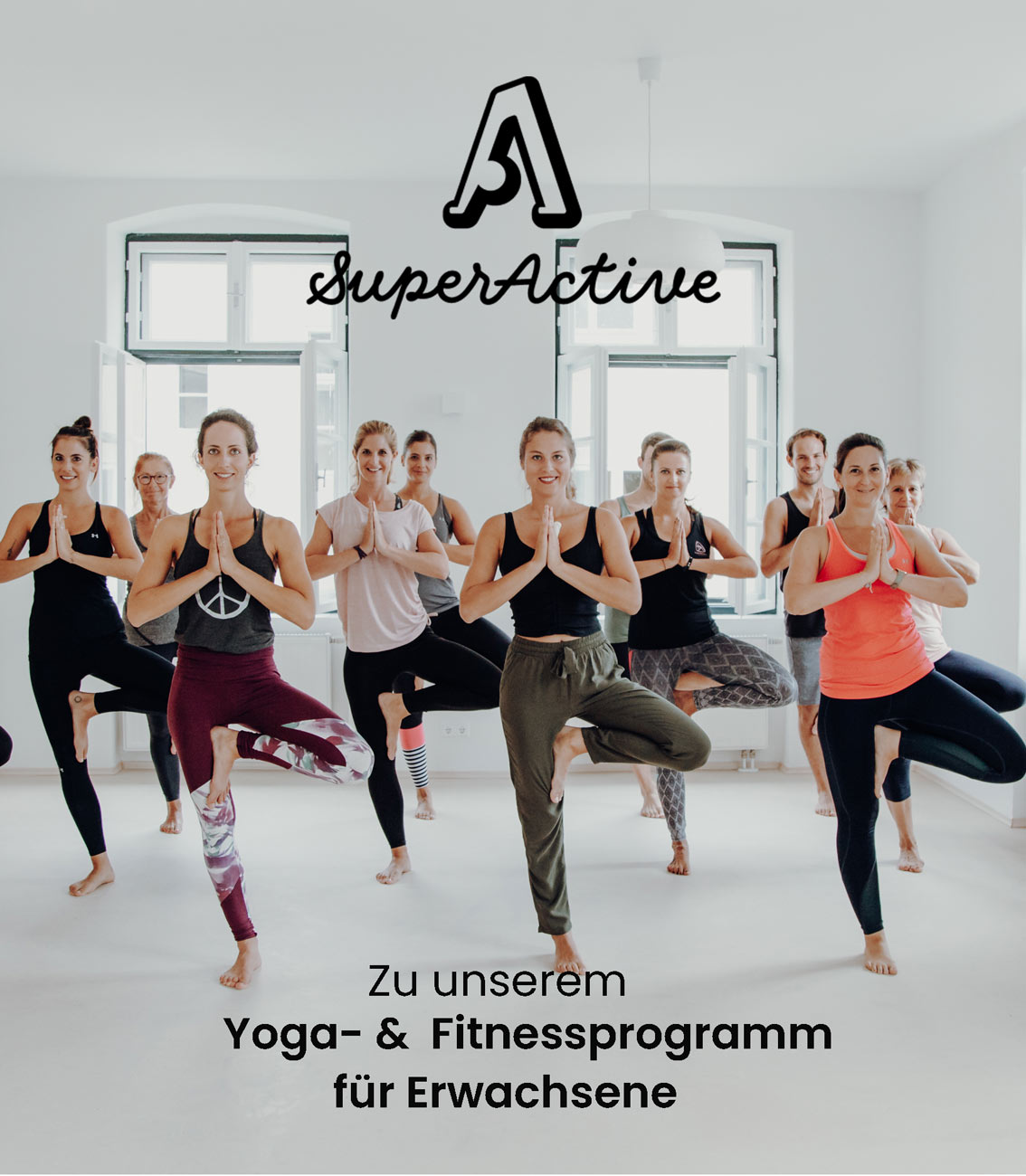 Superactive Banner - Yogagruppe in Yogapose im SuperActive Studio