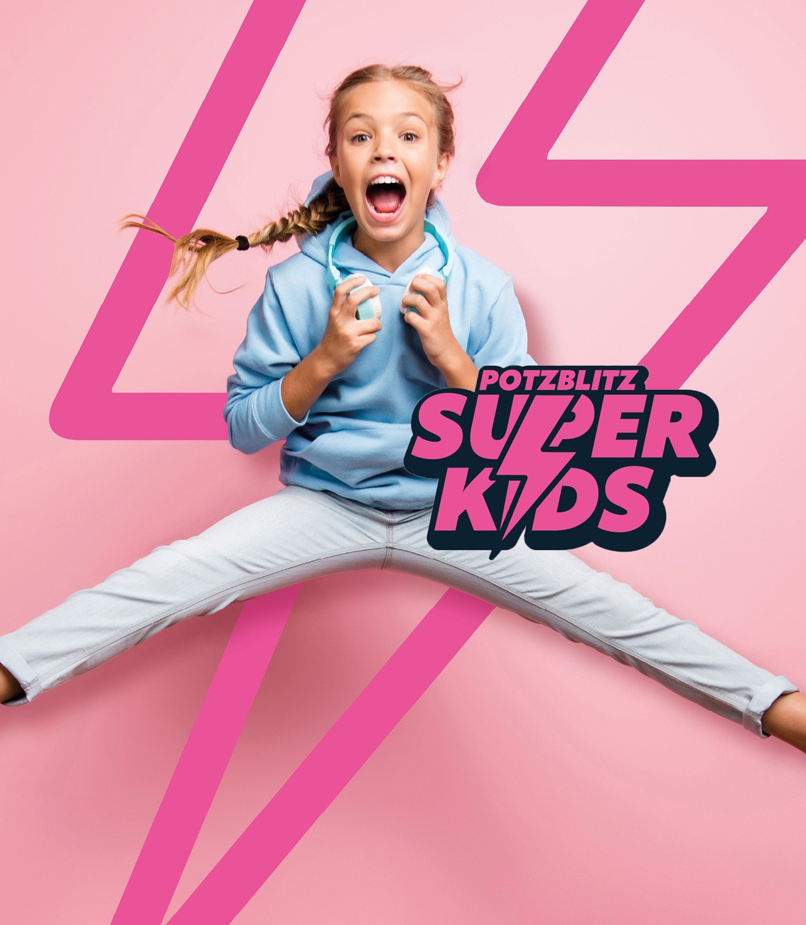 Superkids Banner - Mädchen springt hoch, im Hintergrund der SuperKids-Blitz in rosa