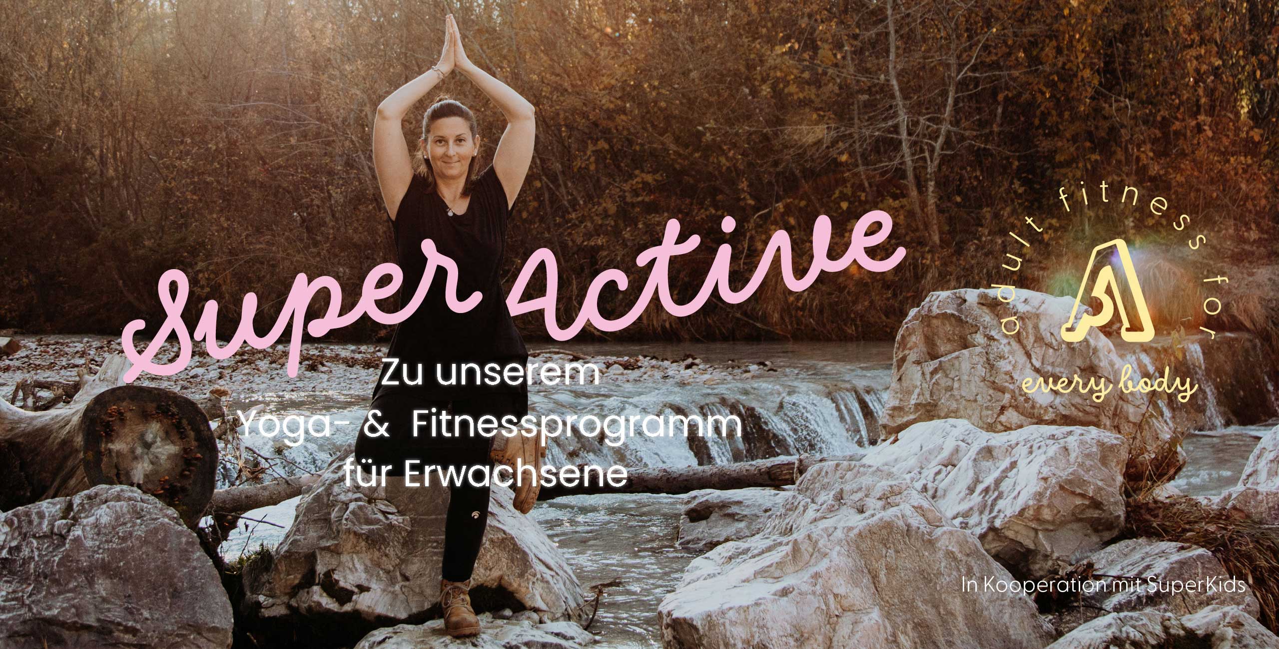 Superactive Banner - Yogatrainerin Sara in Yogapose in der Natur