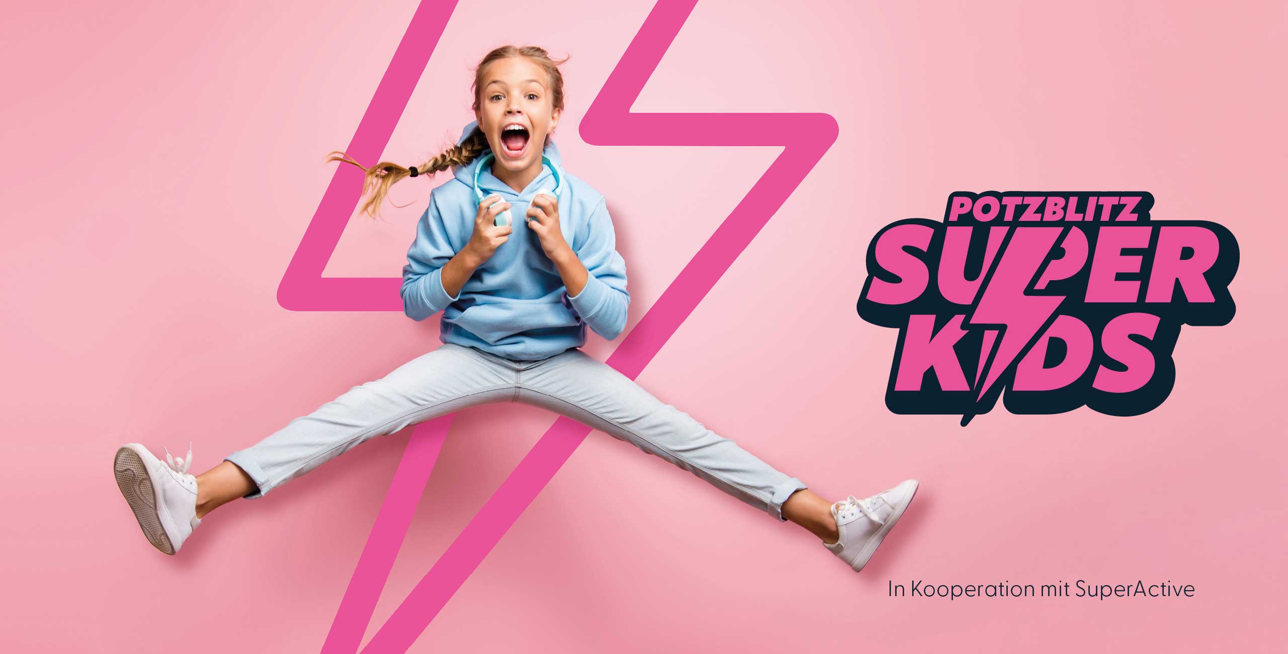 Superkids Banner - Mädchen springt hoch, im Hintergrund der SuperKids-Blitz in rosa