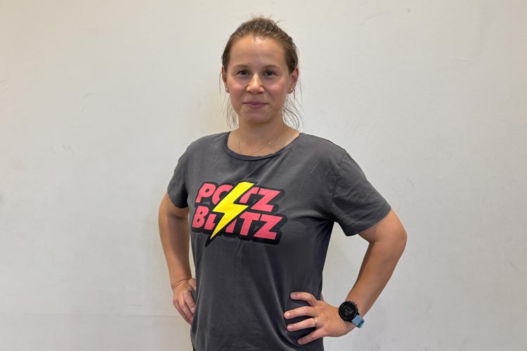 SuperKids die im Turnsaal an der Sprossenwand hängen