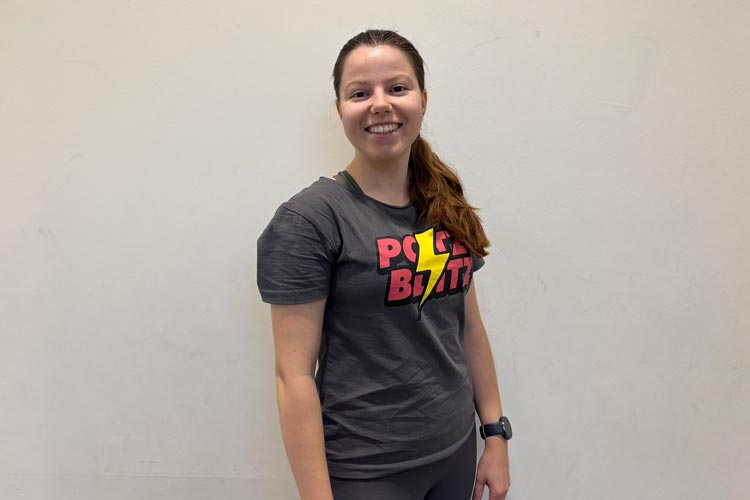 SuperKids die im Turnsaal an der Sprossenwand hängen