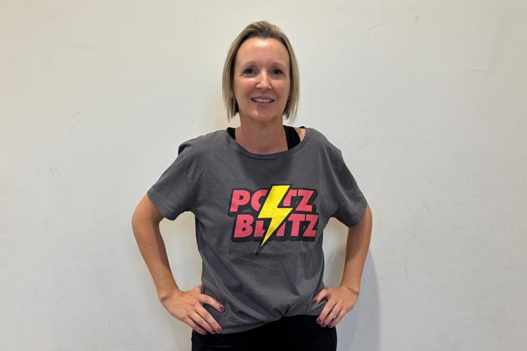 SuperKids die im Turnsaal an der Sprossenwand hängen