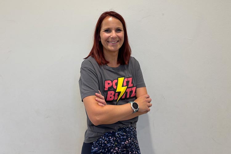 SuperKids die im Turnsaal an der Sprossenwand hängen